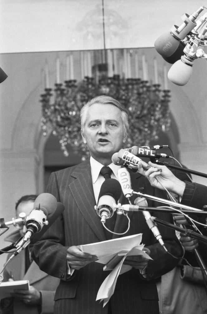 Elysée spokesman Pierre Hunt announcing the resignation of the government after the Council of Ministers at the Elysee Palace in Paris on March 31, 1978.