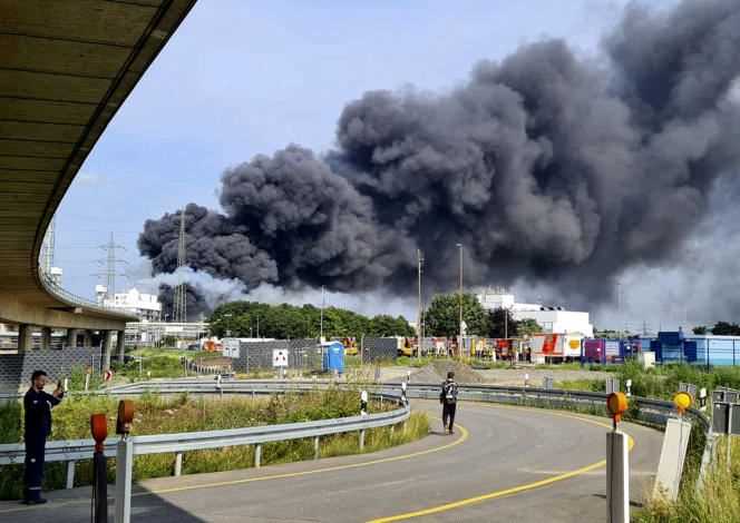 A thick cloud of smoke above chemical companies in Leverkusen (Germany) after an unexplained explosion on July 27, 2021.
