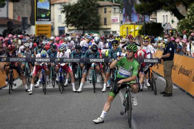 Briton Mark Cavendish (Deceunink-Quick-Step) wears the green jersey of the leader in the points classification before the start of the 11th stage of the Tour de France between Sorgues and Malaucène (Vaucluse) on July 7.