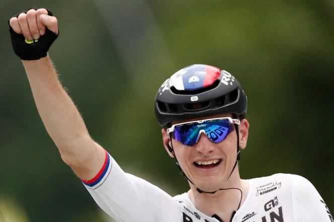 Slovenian champion Matej Mohoric won solo the seventh stage of the Tour de France, the longest of the event, with its 249 kilometers, Friday 2 July, in Le Creusot.