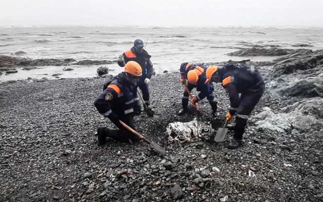 Rescue workers search for the bodies of passengers from the Antonov An-26 plane, which crashed in the Far East region of Russia.  Photograph taken by the services of the Russian Ministry of Emergencies, July 7, 2021.