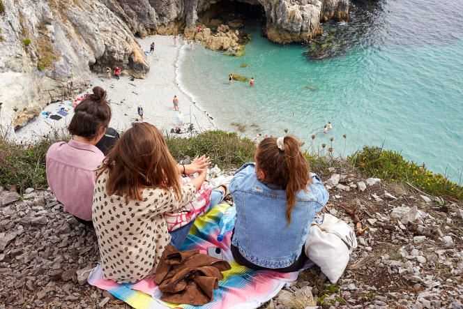 Tourists overlooking the wild beach of the Virgin Island on the Crozon peninsula (Finistère), in August 2019.