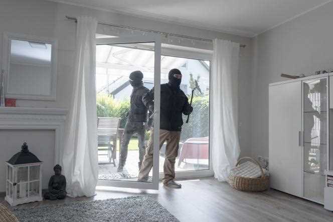 The insurer refused to compensate a couple who had been robbed on the grounds that they had not closed the shutters before leaving.