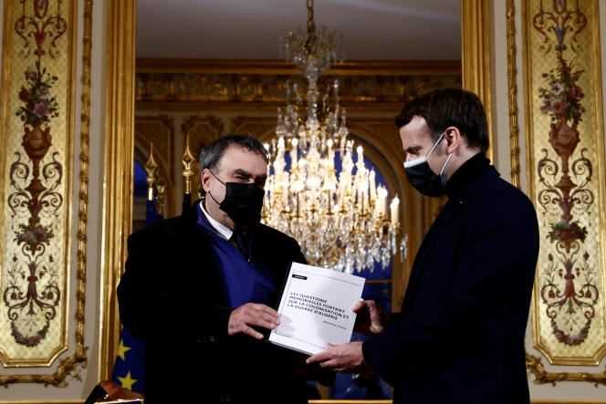 Historian Benjamin Stora (left) submits his report on memory issues relating to colonization and the Algerian war to Emmanuel Macron, at the Elysée Palace, on January 20, 2021.