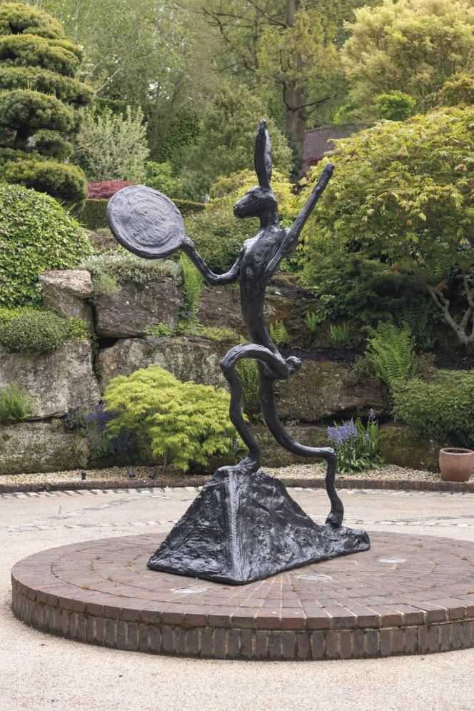 A sculpture is often worth between 40,000 euros and 300,000 euros, a price to which are added transport costs (“Left Handed Drummer”, bronze by Barry Flanagan).