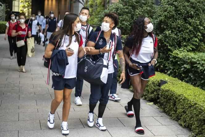 Clarisse Agbegnenou (right) and Amandine Buchard (center) as well as the French judo team upon their arrival in Tokyo on July 21.