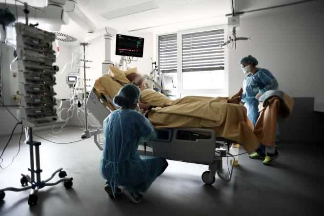 A patient with Covid-19 in intensive care at Henri-Mondor hospital in Créteil, in Val-de-Marne, July 22, 2021.