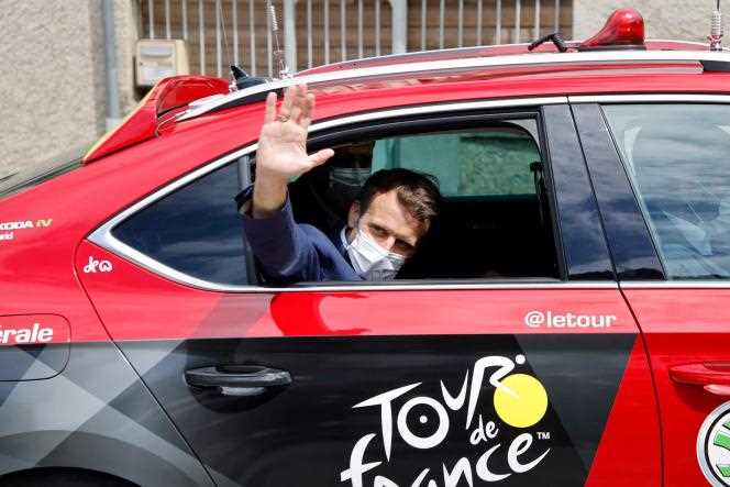 The President of the Republic, Emmanuel Macron, in Christian Prudhomme's car during the 18th stage of the Tour de France, on July 15.