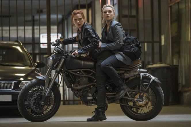 Natasha Romanoff (Scarlett Johansson) and her sister Yelena (Florence Pugh) in 