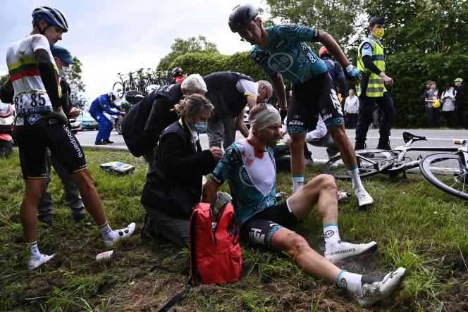 Several riders - here Frenchman Cyril Lemoine, a member of the B&B Hotels p / b KTM team - were injured during the fall on June 26, 2021, for the first stage of the Tour de France.