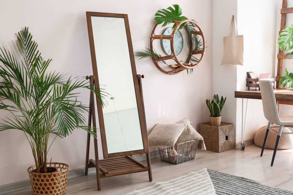 Store worn clothing: standing mirror with storage compartment