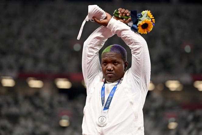 Silver medalist in the shot put, the American Raven Saunders waved her arms in X in support of the oppressed.
