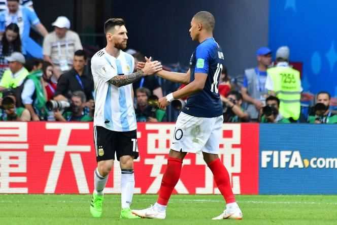 Lionel Messi and Kylian Mbappé after the French victory in the eighth final between Argentina and France (4-3) thanks to goals from Griezmann, Pavard and a double from Mbappé.