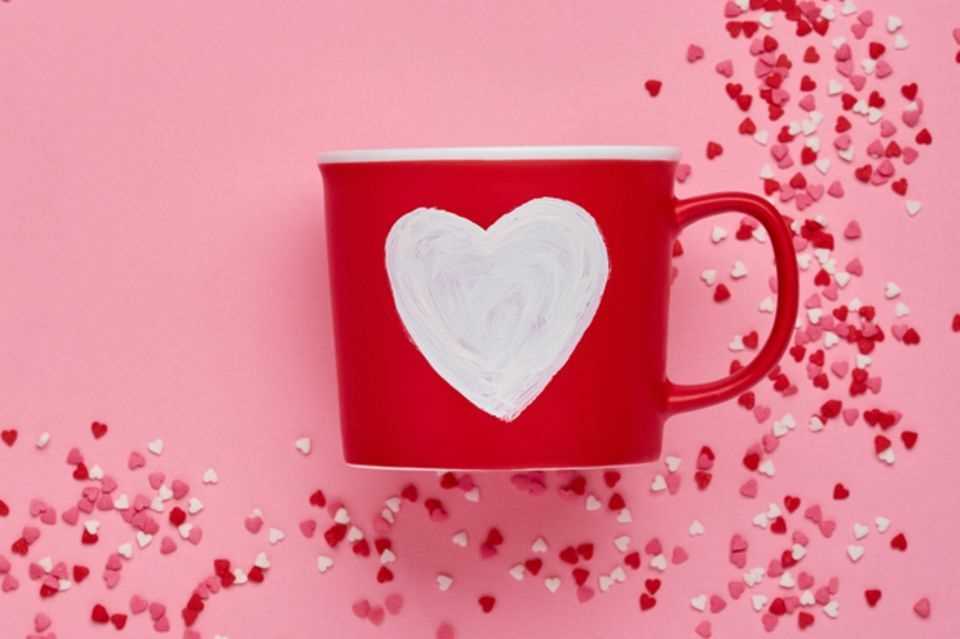 Make a wedding present: Red cup with a heart
