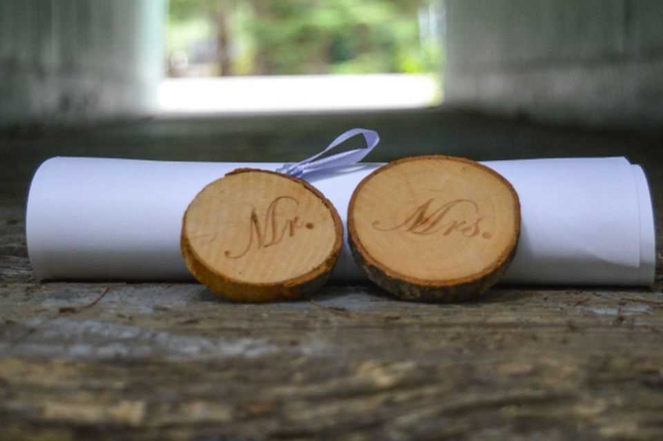 Make a wedding present: wooden discs and a roll of paper