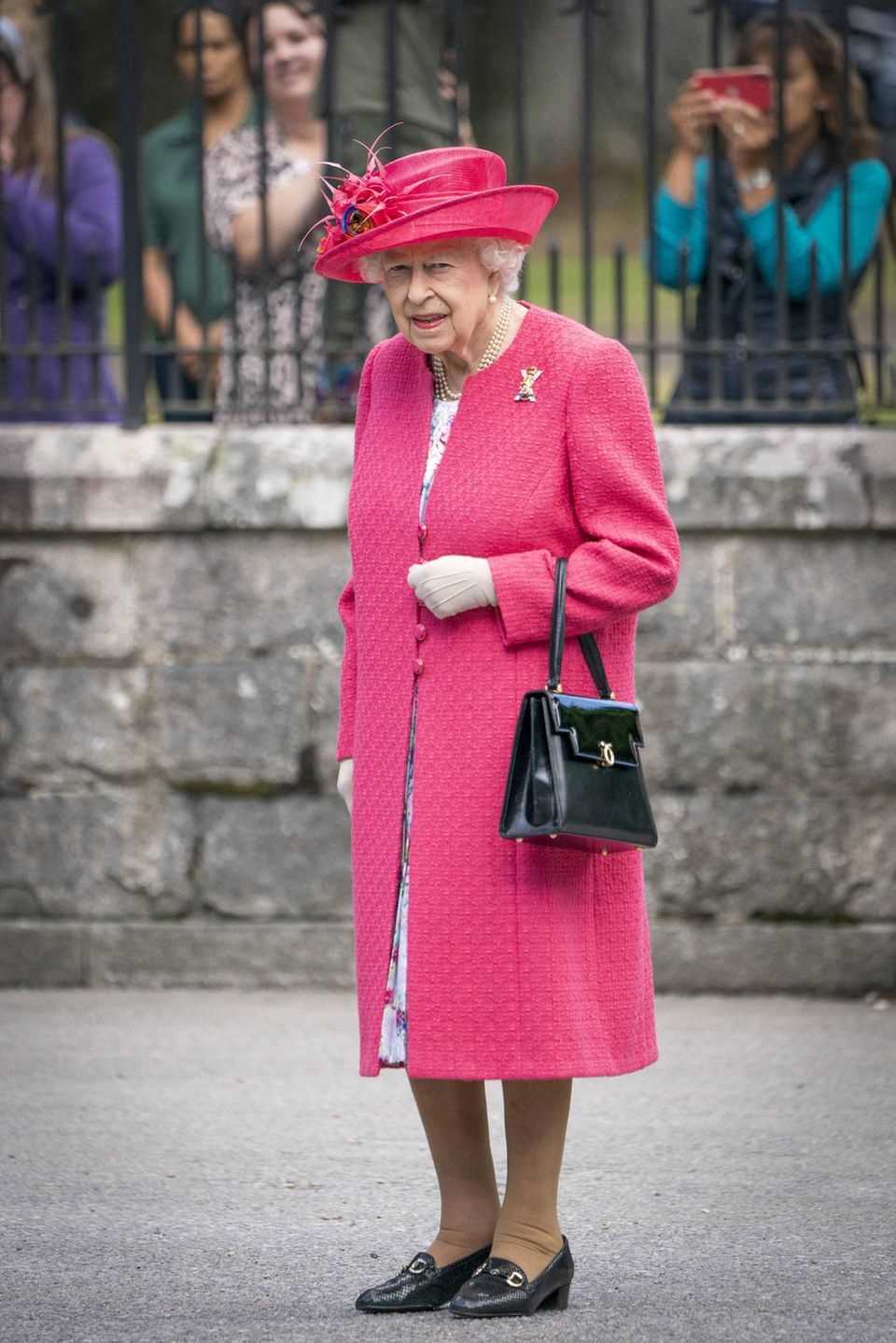 The Queen relies on a coat in pink - she chooses a hat to match, also in the bright color. 