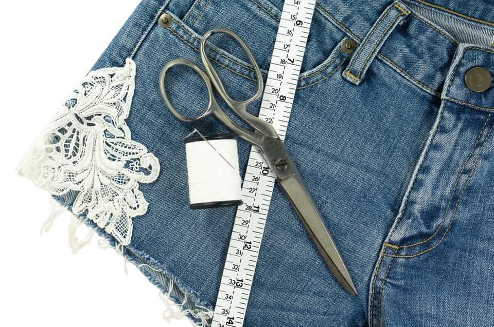 Upcycling ideas for jeans: lace appliqué
