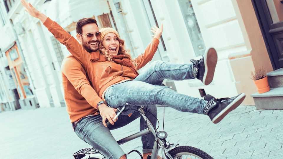 9 things happy couples do for each other - without being asked: Couple on a bike