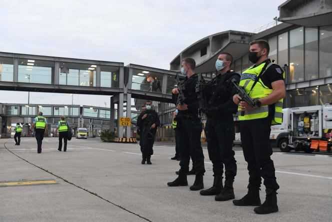 Gendarmes supervising the arrival of passengers from Afghanistan, at Roissy-Charles-de-Gaulle airport, August 18, 2021.