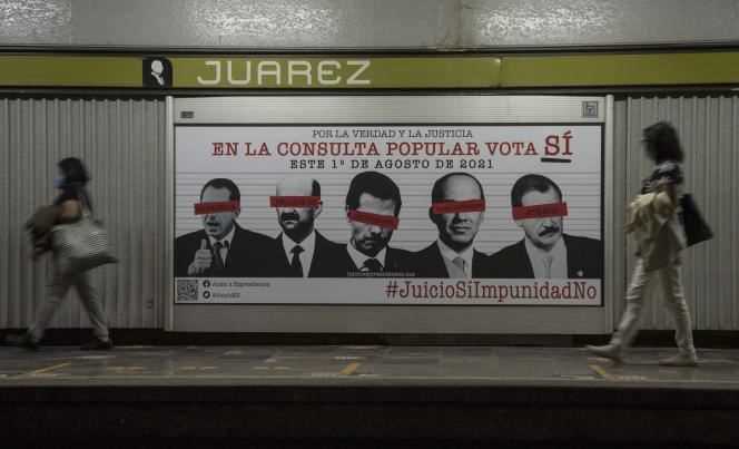 A poster in the Mexico City metro, calling on Mexican citizens to participate in the referendum, Saturday July 31, 2021.
