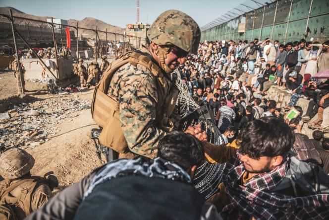 A U.S. Army Marine controls the area around Hamid Karzai Airport during an evacuation in Kabul on August 26, 2021.