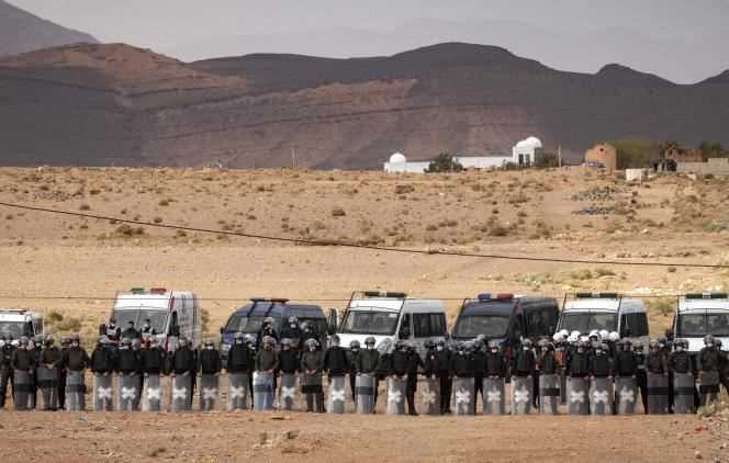 Moroccan security forces stand guard during a demonstration by Moroccan farmers in Figuig (in eastern Morocco) after their expulsion from Algerian territory on March 18.