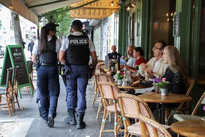 Police officers patrol in front of a Parisian restaurant to verify the compliance of the application of the health pass, August 18, 2021.