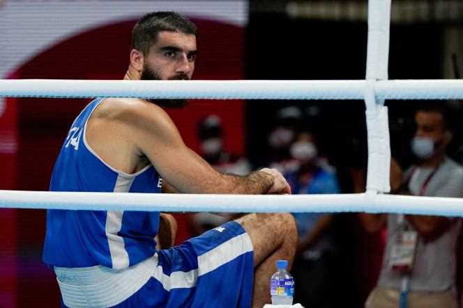 Sitting in the ring, the French Mourad Aliev denounces the arbitration after his disqualification in the quarter-finals in the + 91 kg, on August 1 in Tokyo.