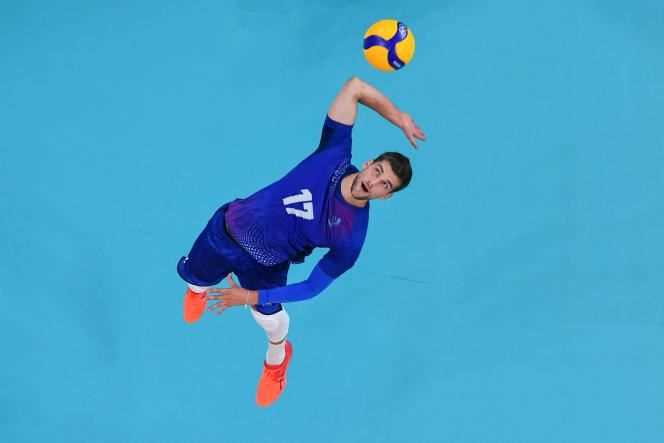 France's Trevor Clevenot serves in the men's quarter-final volleyball match between Poland and France during the Tokyo 2020 Olympic Games at Ariake Arena in Tokyo on August 3, 2021. (Photo by Antonin THUILLIER / AFP)