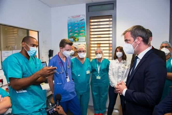 Health Minister Olivier Veran (right) with caregivers at the CHU of Fort de France, Martinique, August 12, 2021.