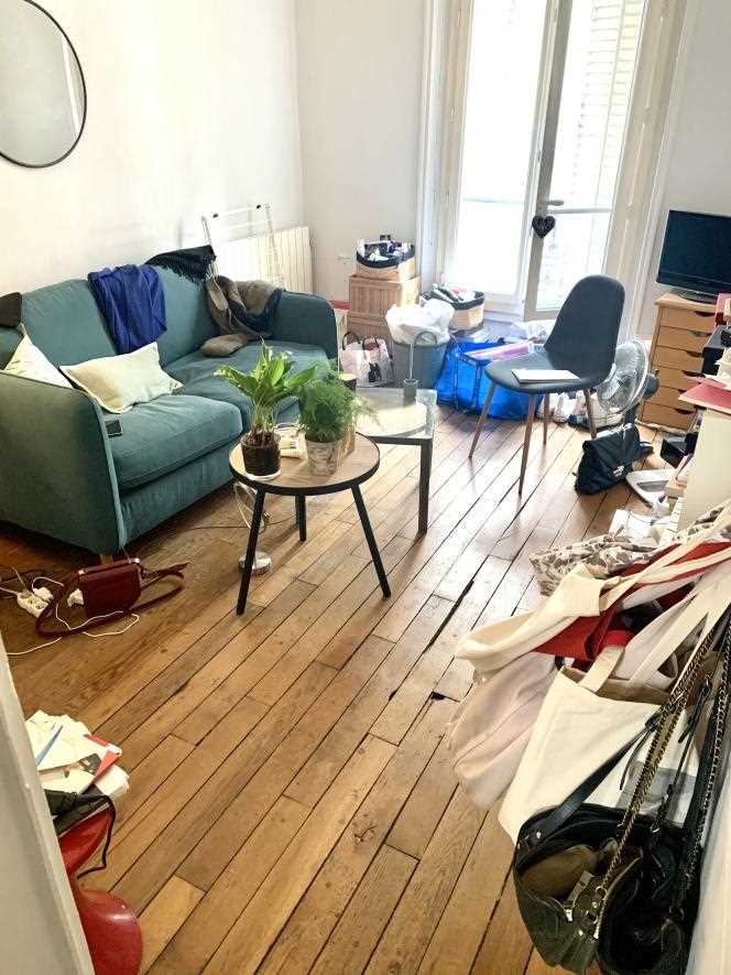 The living room, filled with various objects (tote bags, beauty products, throws, electric cables), accumulated over 8 years.