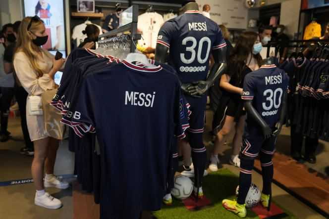 The jerseys in the name of Lionel Messi, in the PSG store, in Paris, August 11, 2021.