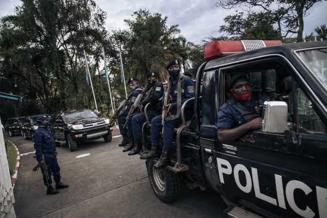In Goma, on May 10, 2021, police escort the former governor of North Kivu, replaced by a general in the context of the state of siege.