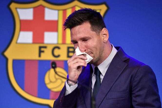 Lionel Messi in tears during the press conference at the Nou Camp on August 8.  The FC Barcelona icon formalized his departure from the club with which he had been playing since 2001.