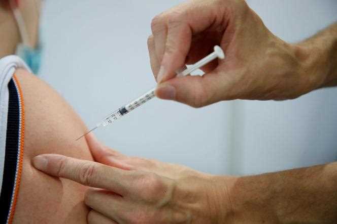Vaccination with a dose of Pfizer-BioNTech, August 13, 2021, in Montigny-le-Bretonneux (Yvelines).