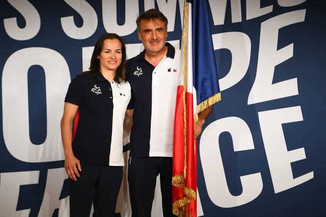 The 2002 French disabled judo champion Sandrine Martinet, accompanied by tennis player Stéphane Houdet, flag bearer for the French team at the Tokyo Paralympic Games.