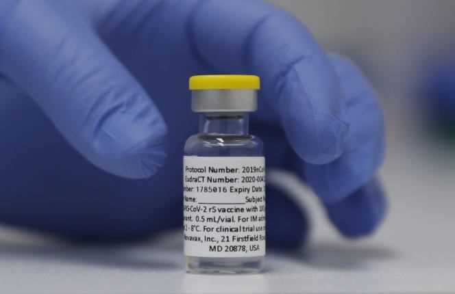 A vial of the vaccine from the American company Novavax, then in phase 3 clinical trial, in London, October 7, 2020.