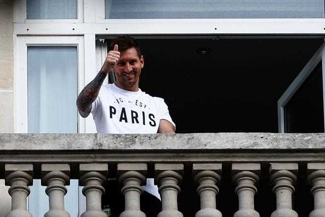 Argentinian footballer Lionel Messi greets PSG fans at the balcony of the Royal Monceau hotel in Paris, August 10, 2021.