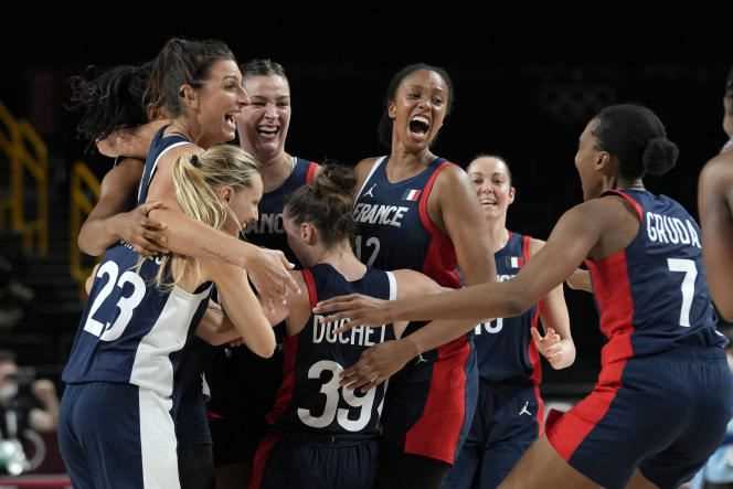 The joy of French basketball players after their qualification for the Olympic semi-finals on August 4, 2021.