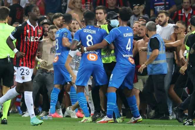 Enormous confusion on the lawn of the Allianz Riviera stadium when Nice supporters try to enter the field to do battle with Marseille players on August 22, 2021.