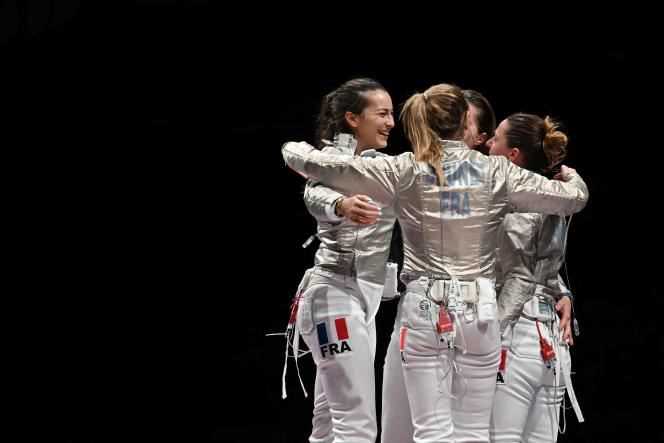 The French sabers, Manon Brunet, Cécilia Berder, Charlotte Lambach and the substitute Sara Balzer after their victory against Italy in the semi-final, on July 31, 2021 in Tokyo.