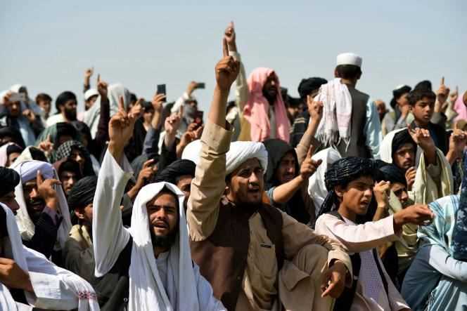 Hundreds of Taliban supporters waited on the stands.
