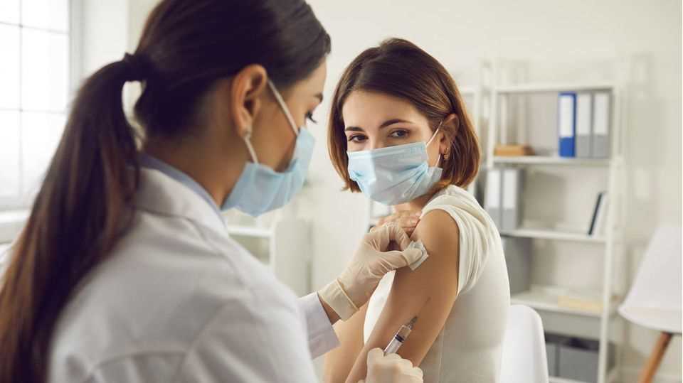 Delta variant: woman gets a corona vaccination from her doctor