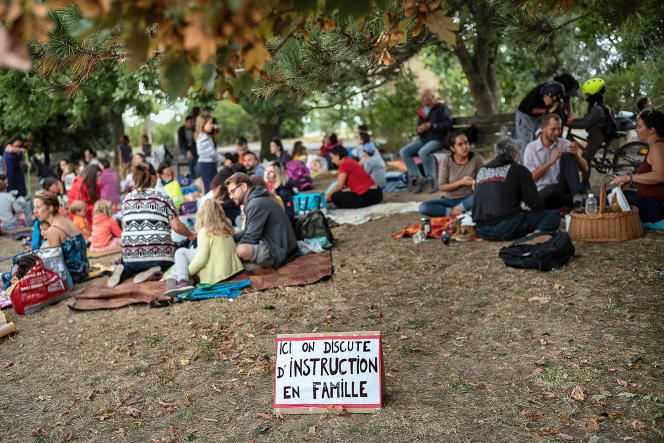 Picnic for families who are setting up home schooling, at the La Ramée leisure center, in Tournefeuille (Haute-Garonne), September 2, 2021.