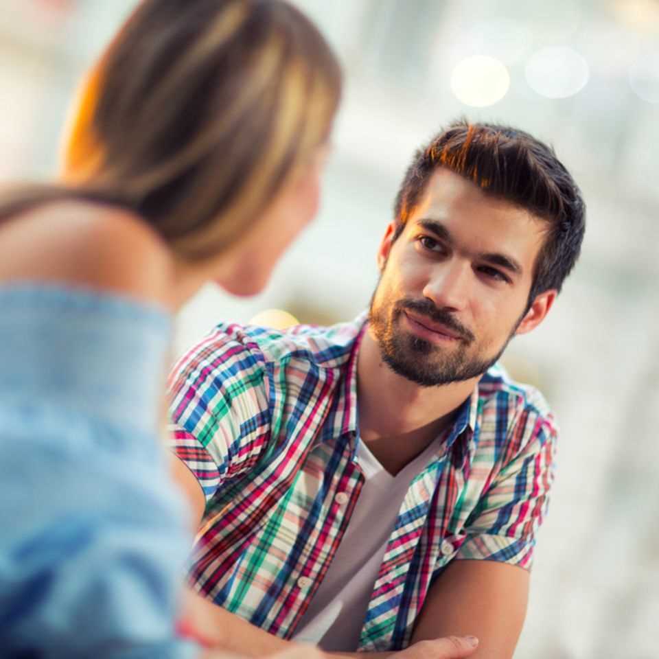 What is a narcissist: woman is talking to a man.