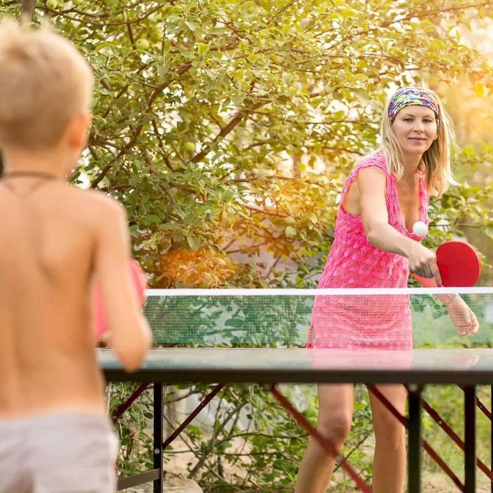 Table tennis, outdoor games, outdoor games, mother and son