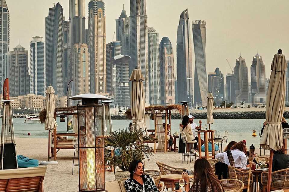 Dubai: Beachclub mit Wolkenkratzern im Hintergrund