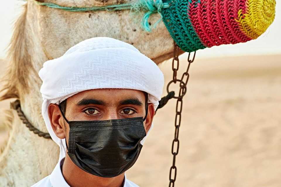Dubai: Mann mit Maske und Kamel