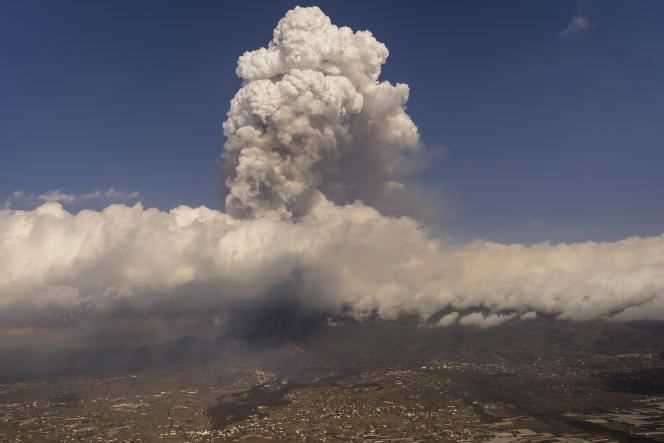 The cloud of ash and gas rises to an altitude of 4,500 meters above the Cumbre Vieja volcano.