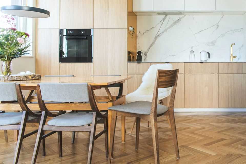 Renovate kitchen: kitchen with wooden parquet